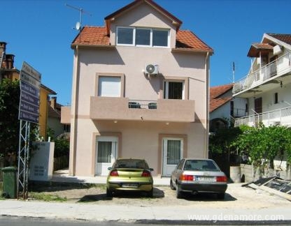 Apartmaji Tivat Music (center), zasebne nastanitve v mestu Tivat, Črna gora